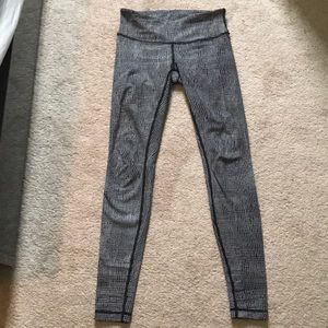 Lululemon black and white net wunder under
